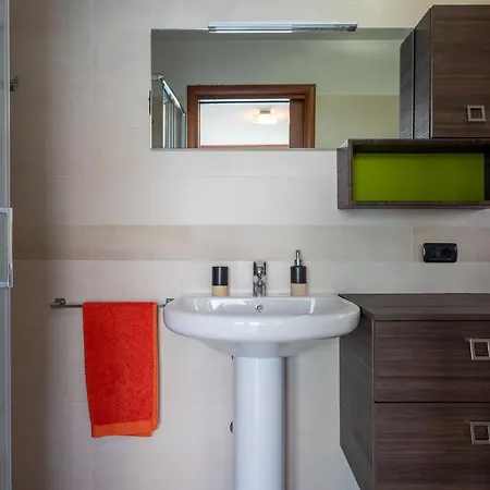 Martina's Amazing View By Halldis ペルレード